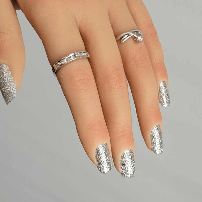 AL0286 WATCH ME WHIP kleur van de nagellak geshowed op nagels van een lichtgetinte hand