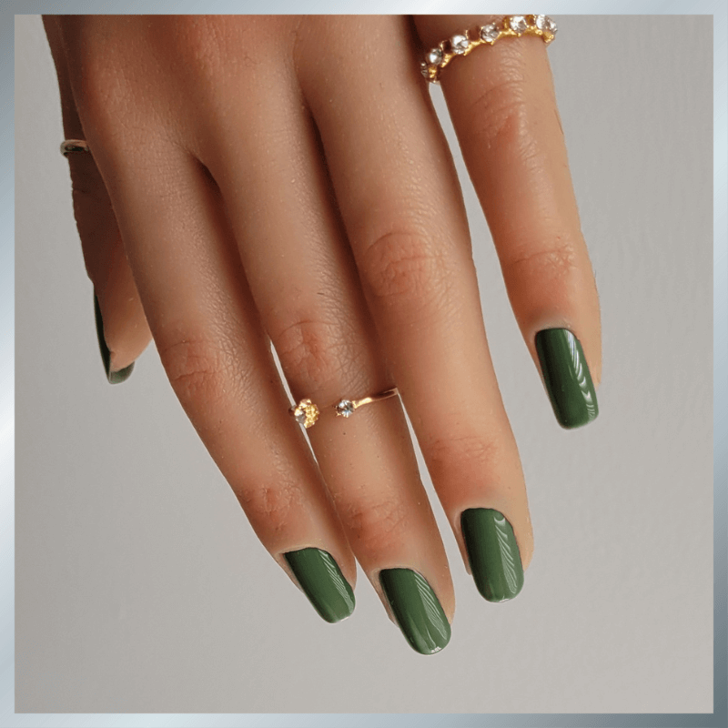 Al0122 green machine kleur van de nagellak geshowed op nagels van een lichtgetinte hand