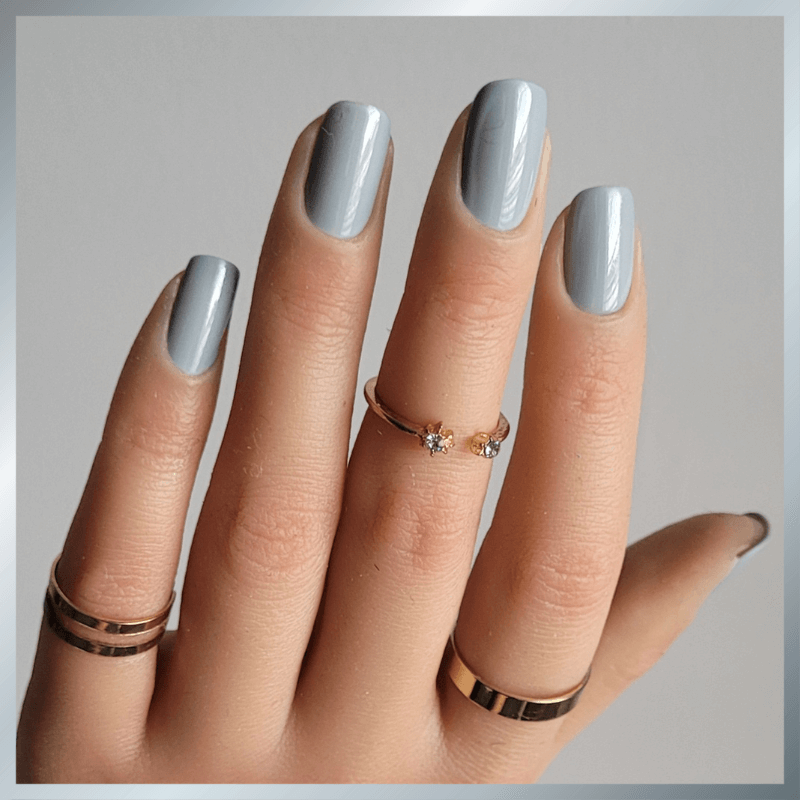 Al0882 Mr grey kleur van de nagellak geshowed op nagels van een lichtgetinte hand