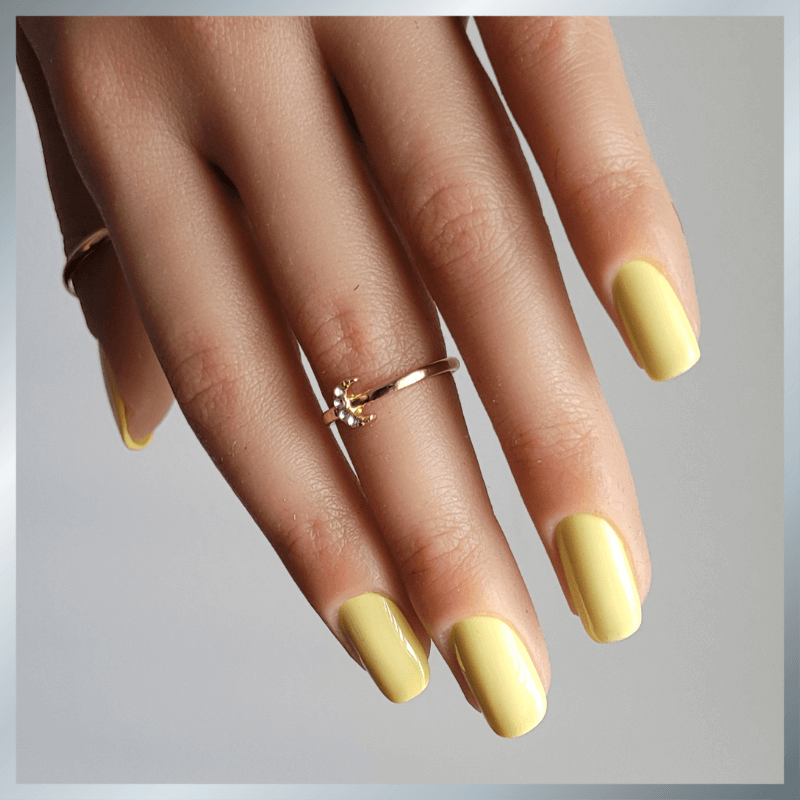 Al0935 Sipping Lemonade van de nagellak geshowed op nagels van een lichtgetinte hand