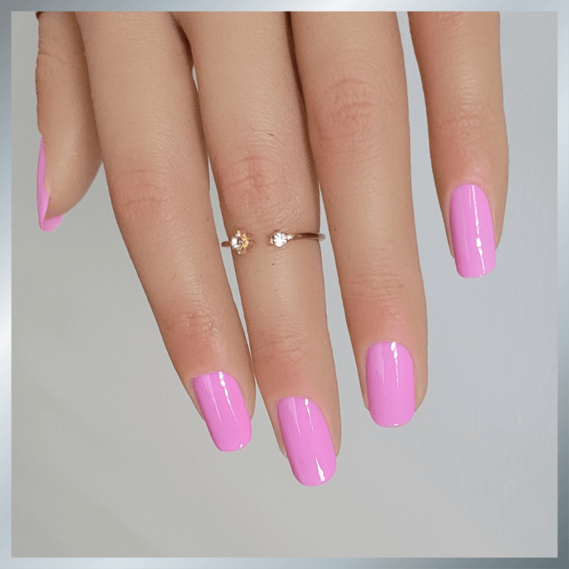 Al1083 girly kleur van de nagellak geshowed op nagels van een lichtgetinte hand