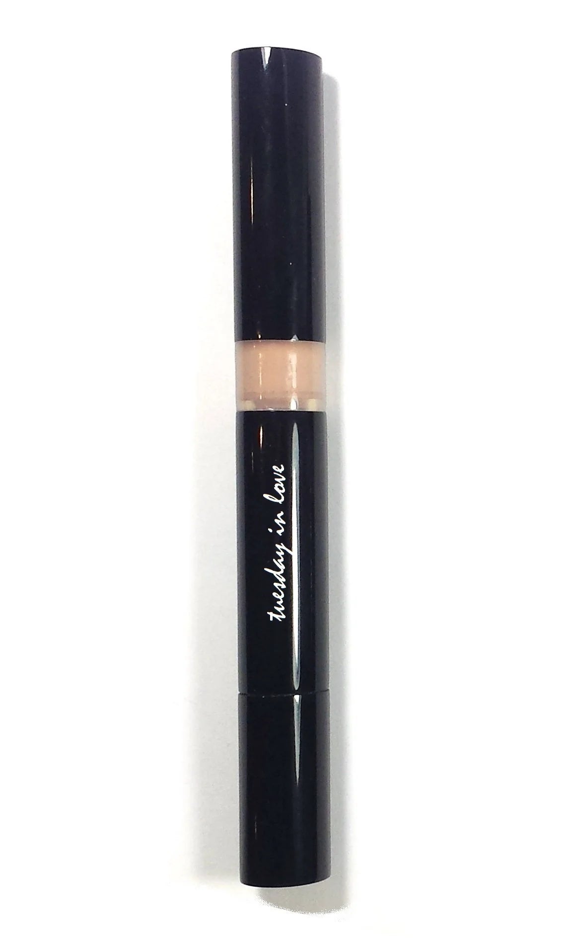 Close-up van TUESDAY IN LOVE Brightener pen in neutrale roze tint