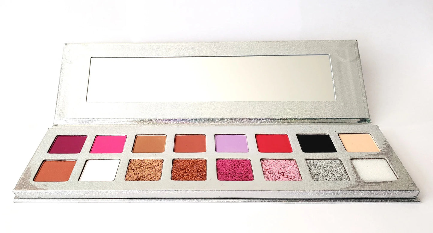 Close-up van TUESDAY IN LOVE Glitter Berry Halal Eyeshadow Palette