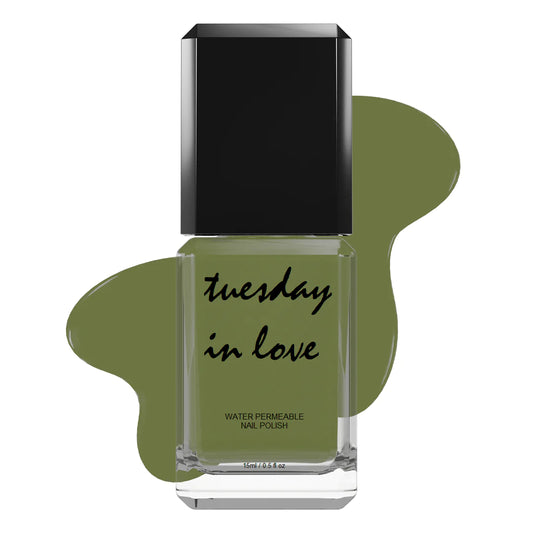 Close-up van olijfgroene 'Green Machine' Halal nagellak flesje van TUESDAY IN LOVE.