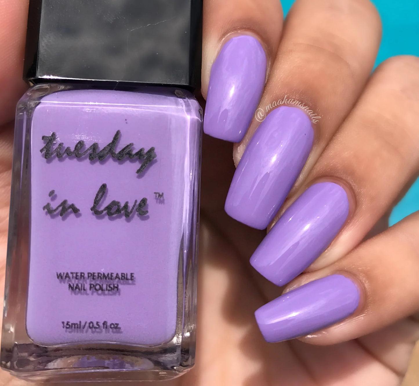 Close-up van vrouwennagels met de tijdloze medium lilac purple nagellak