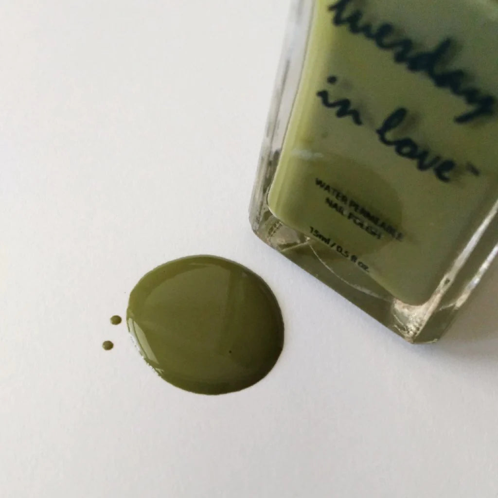 Stap-voor-stap afbeelding van het aanbrengen van de 'Green Machine' nagellak.