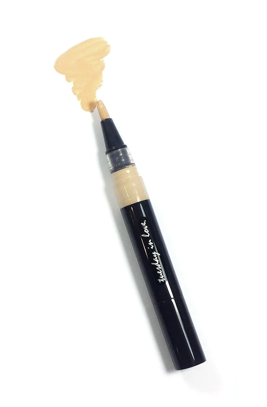 Close-up van TUESDAY IN LOVE B14 Touch Up Concealer in Warm Yellow