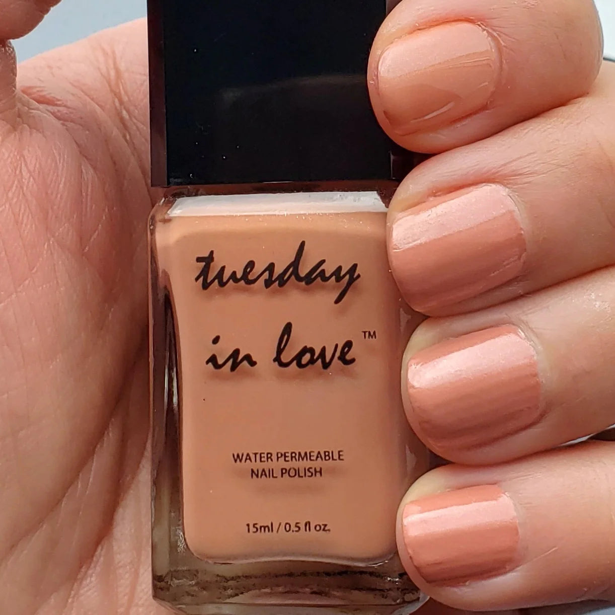 Elegante vrouwenhand versierd met 'By My Side' Halal nagellak