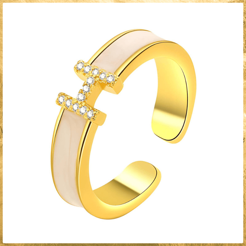 Detailweergave van de gouden letter H ring met duurzame 18k vergulde afwerking