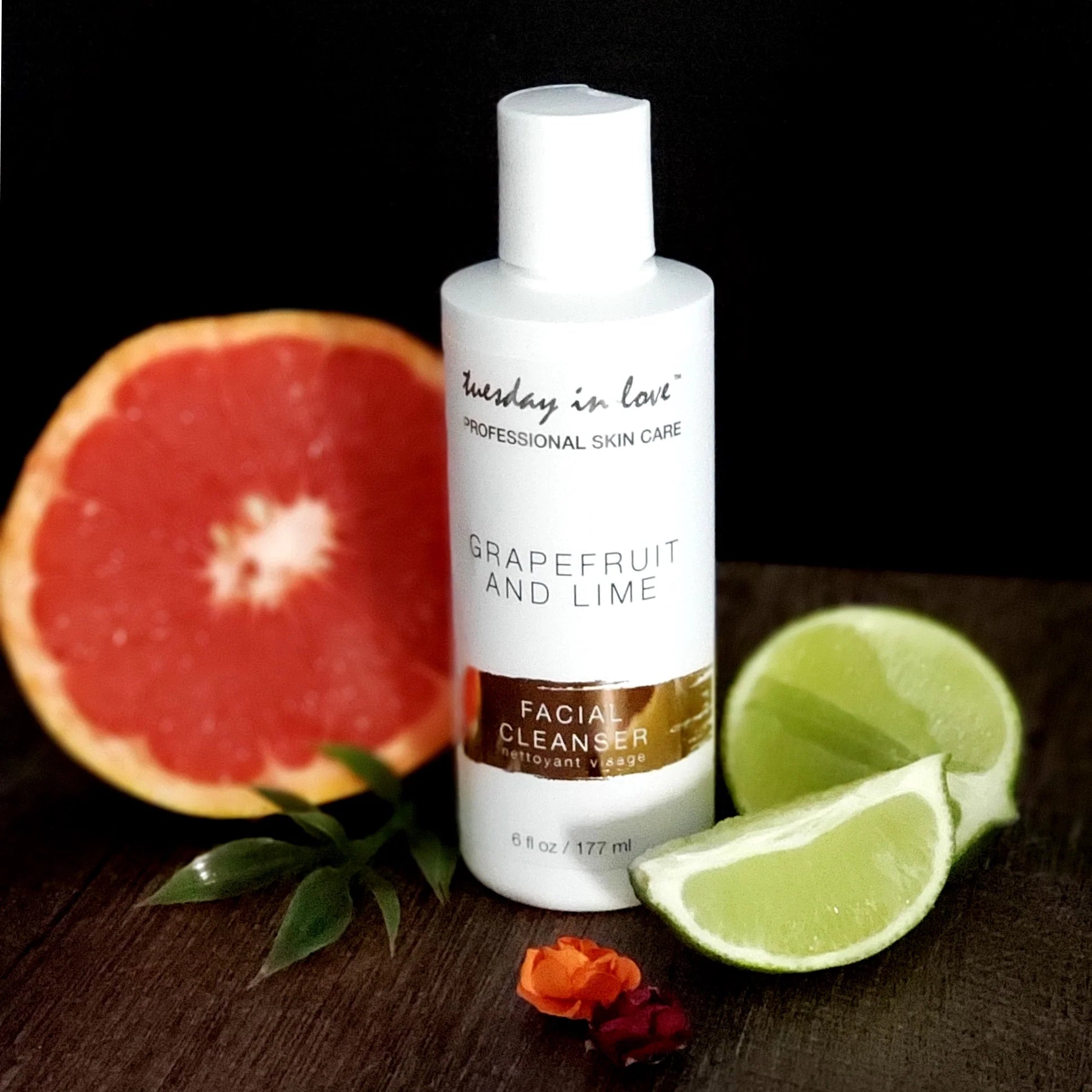 Halal Grapefruit & Lime Facial Cleanser naast verse grapefruit en citroen