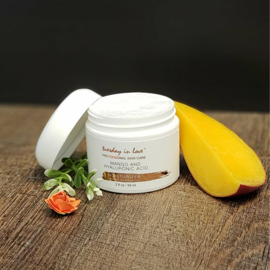 Halal Mango & Hyaluronic Acid Moisturizer naast verse mango