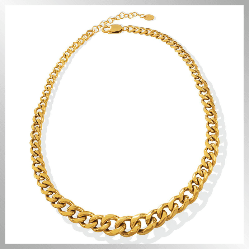 Detailweergave van de luxueuze Cuban schakelketting met duurzame gouden afwerking