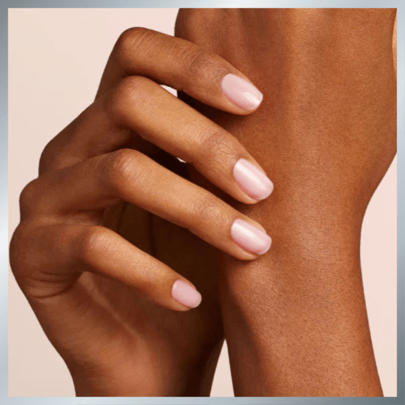 SHEER FLIRT kleur van de nagellak geshowed op nagels van een getinte hand