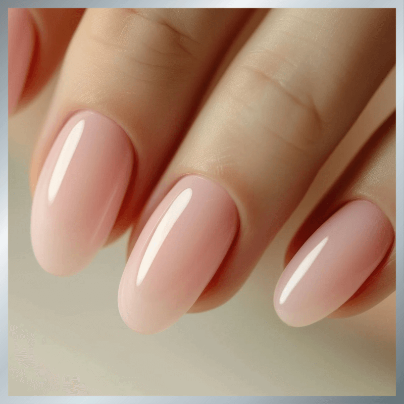 SHEER FLIRT kleur van de nagellak geshowed op nagels van een lichtgetinte hand