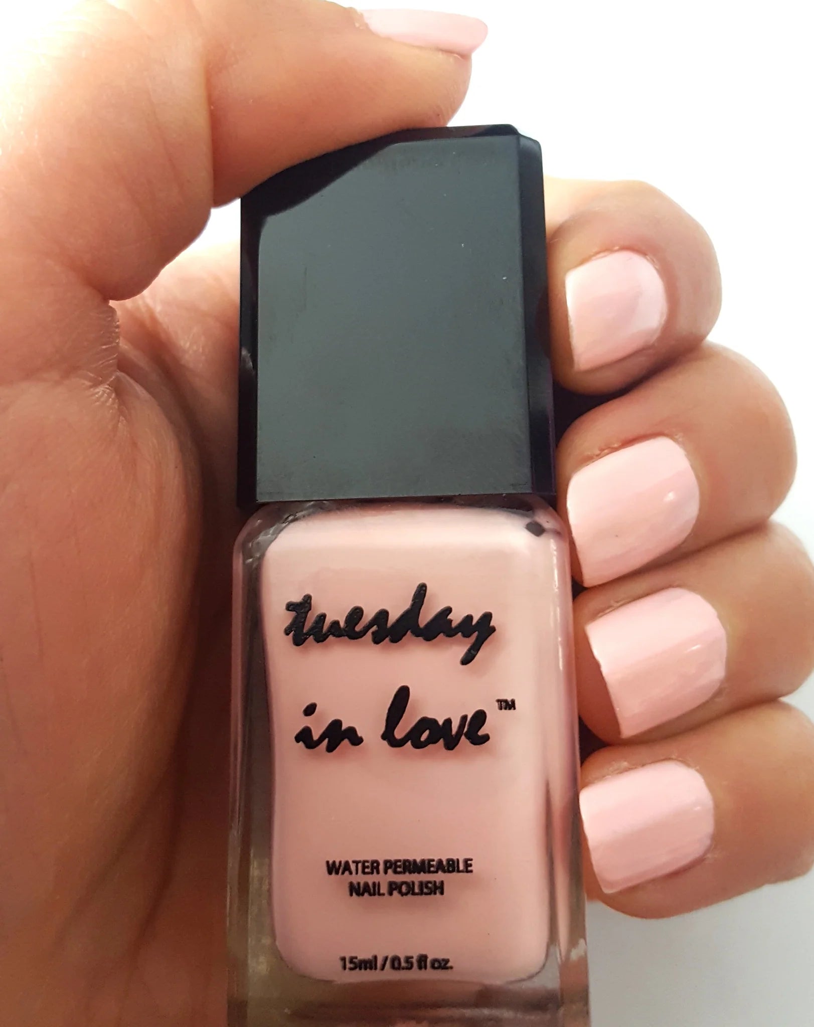 Vingers stralen met natuurlijke elegantie van 'Barely there nude pink'