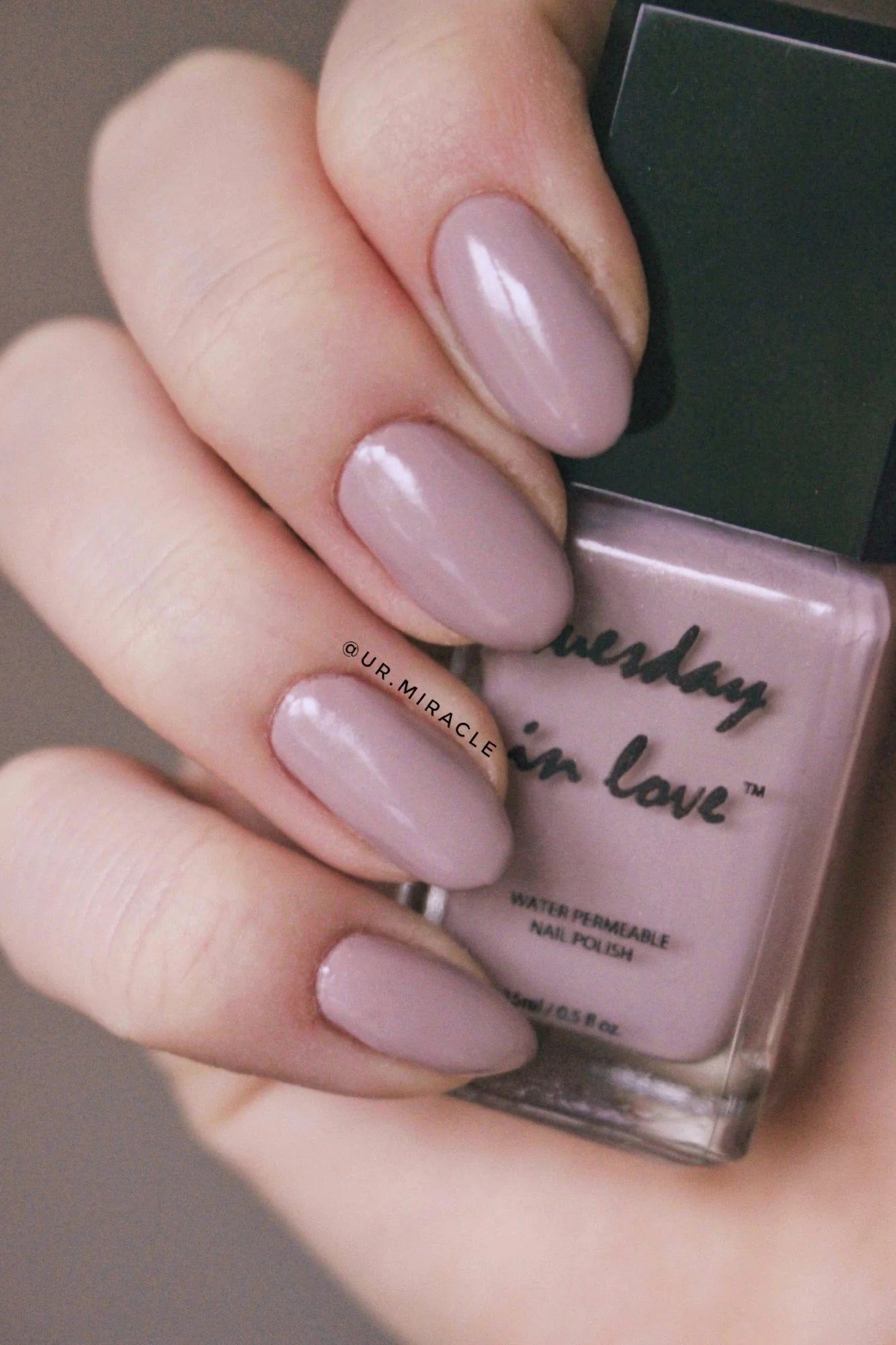 Vrouwenhand die de diepzinnigheid van 'Dream of You' nagellak toont