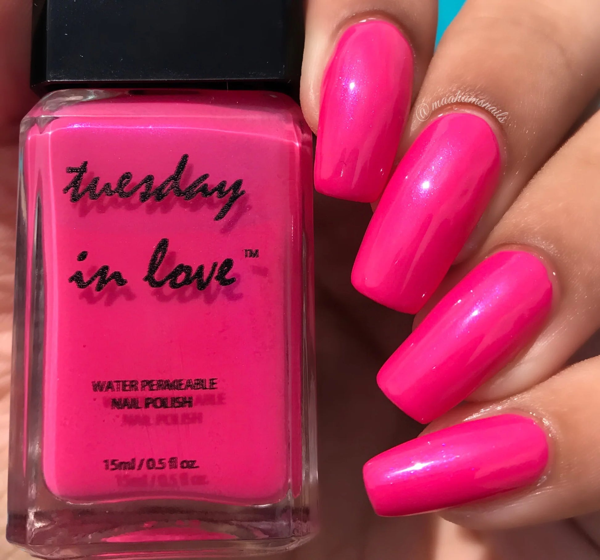 Vrouwenhand met 'California Girl' nagellak, stralend in het zonlicht