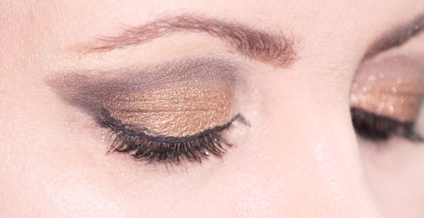 Vrouw met een rijke matte look dankzij TUESDAY IN LOVE Nude Eye Shadow