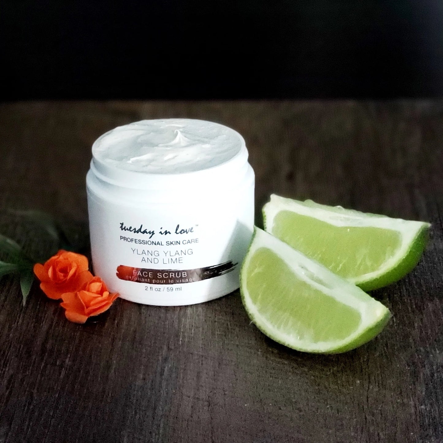 Ylang Ylang and Lime Face Scrub naast limoenstukjes