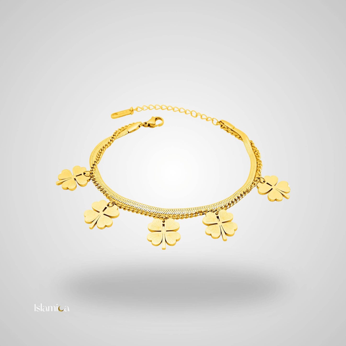 Gouden armband met klaverbedels en luxe uitstraling