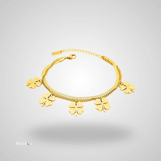 Gouden armband met klaverbedels en luxe uitstraling