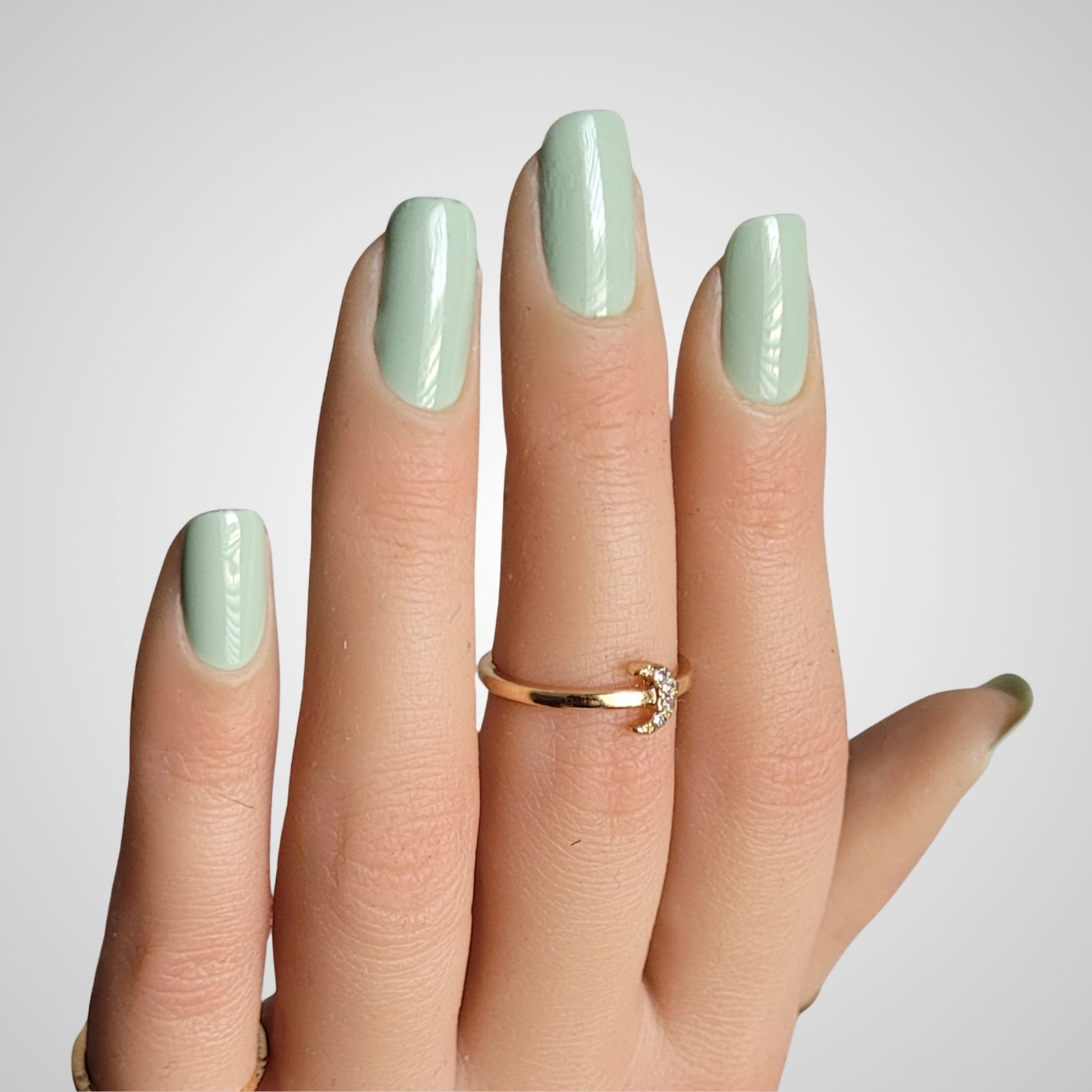  Better with You op de nagels – Zachte saliegroene kleur met verfijnde finish