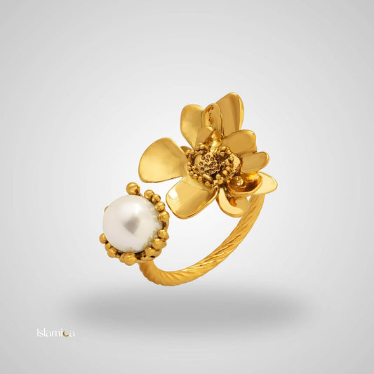 Celeste Blossom goudring met bloemendetail en parel, verguld met 18k goud. Elegant en tijdloos design.