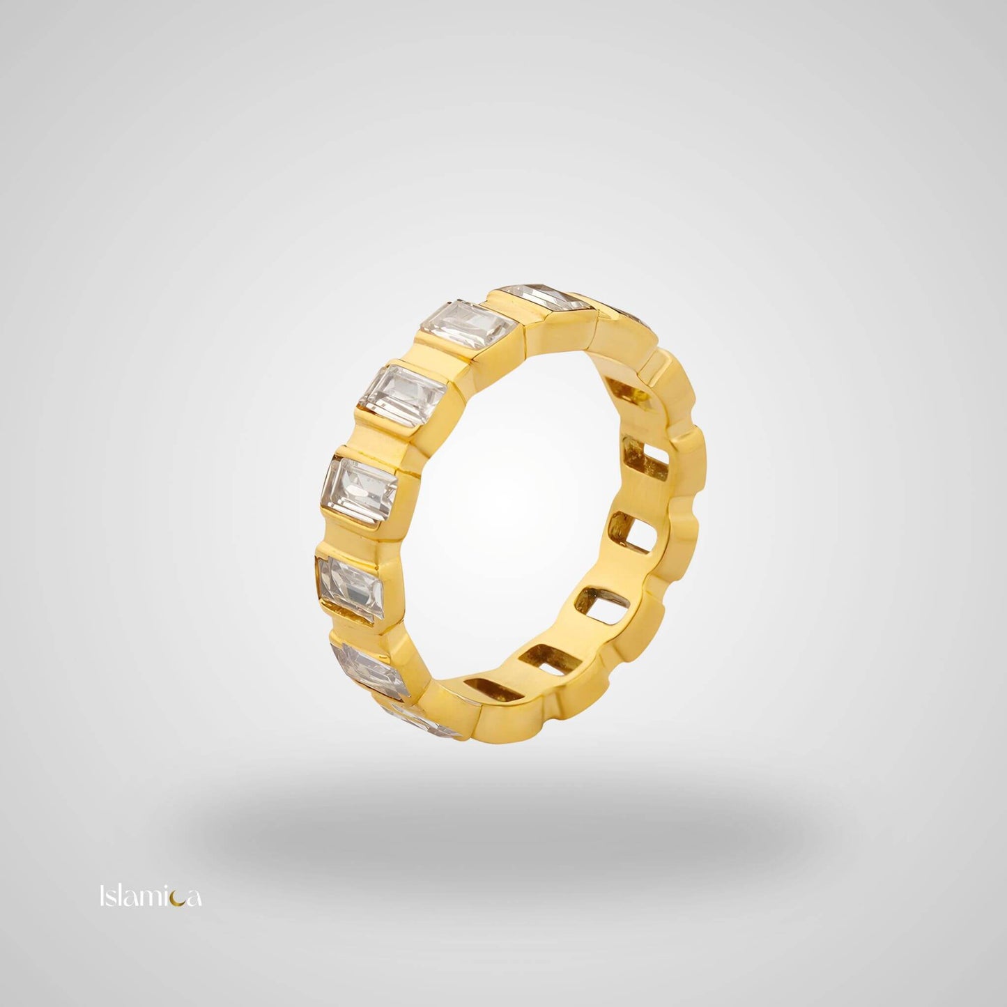 Celeste Brilliance goudring met glinsterende steentjes en triple 18k gold plating. Een stijlvolle aanvulling op elke look.