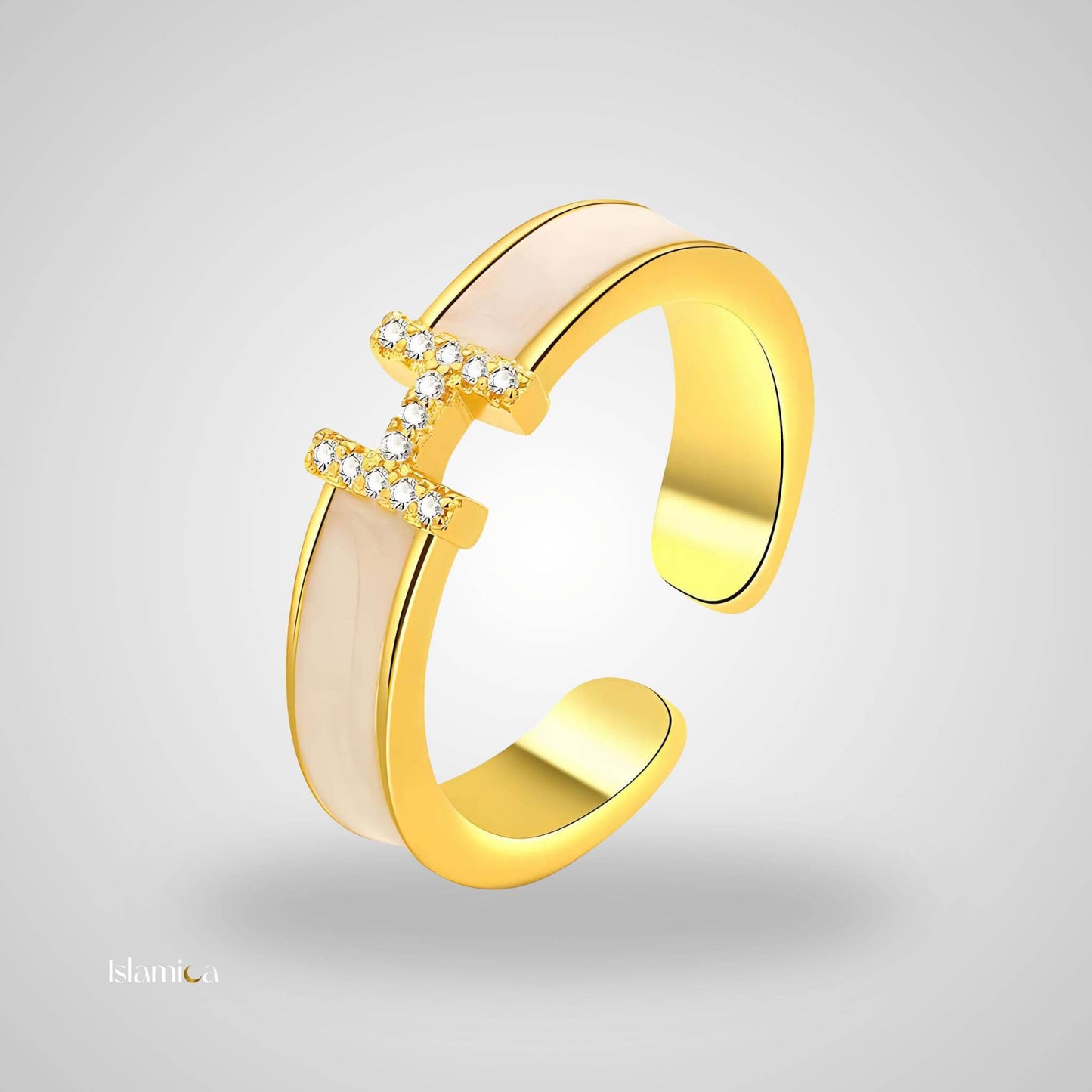 Celeste Icon goudring met iconisch ontwerp en triple 18k gold plating. Subtiele luxe voor elke gelegenheid.