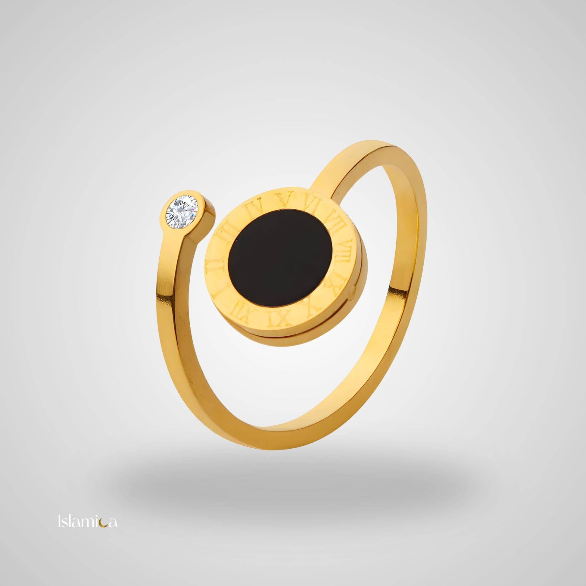 Celeste Noir goudring met zwarte onyx en ingegraveerde Romeinse details. Luxe design met 18k gold plating.