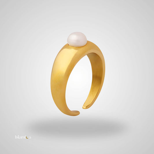 Celeste Pearl goudring met zoetwaterparel en triple 18k gold plating. Minimalistisch design voor een stijlvolle look.