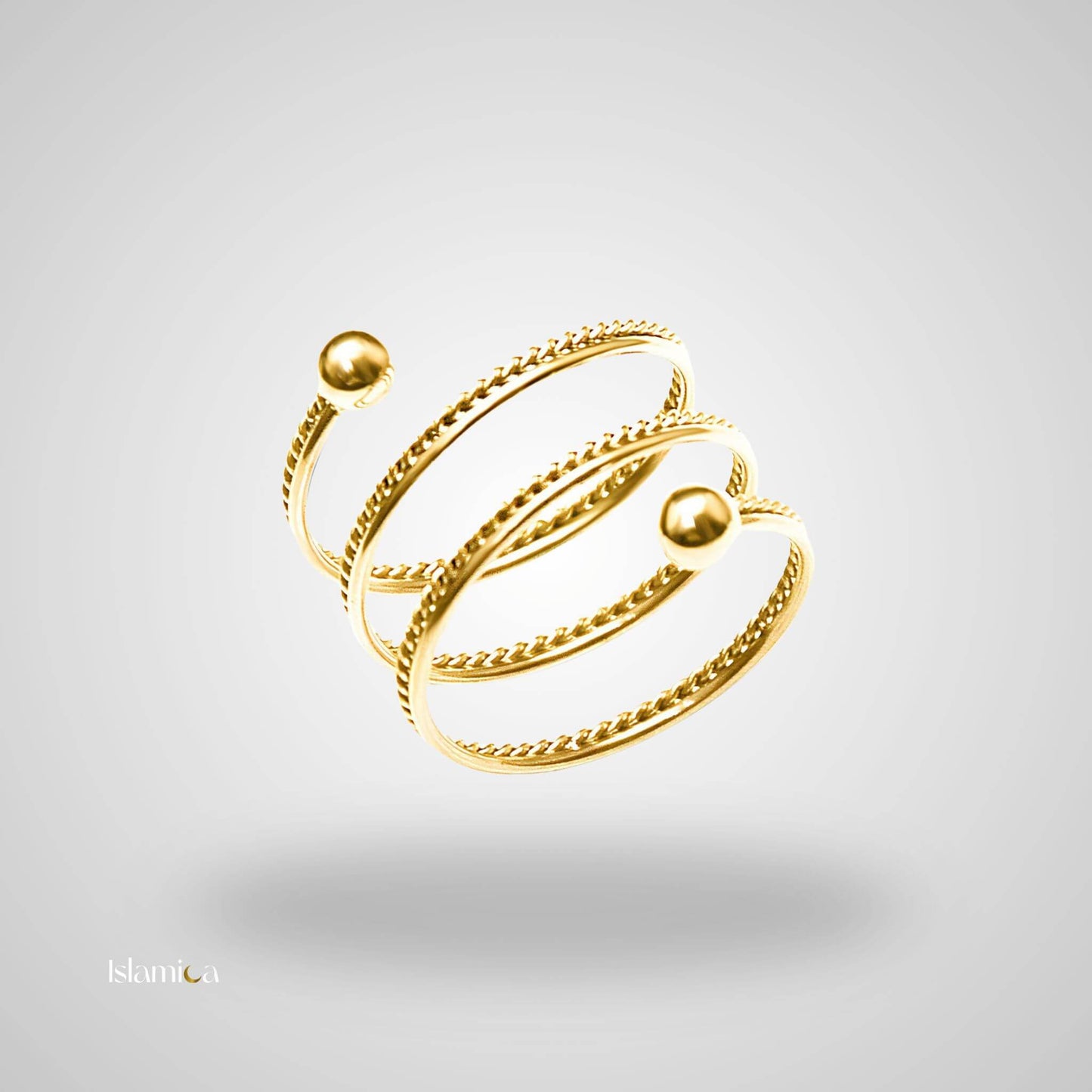 Celeste Spiral goudring met uniek spiraaldesign en 18k goudlaag. Luxe en elegantie voor elke gelegenheid.