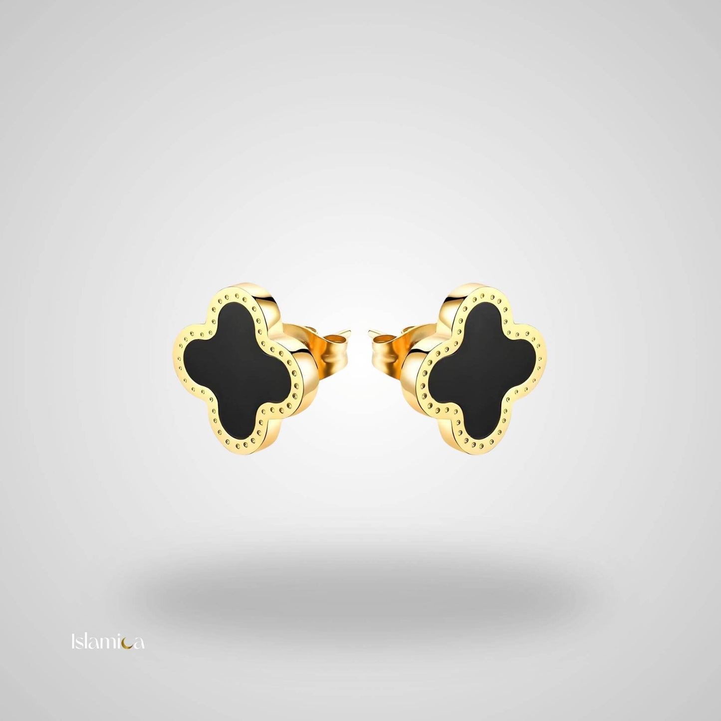 Zwarte studs met gouden omlijsting en subtiel design