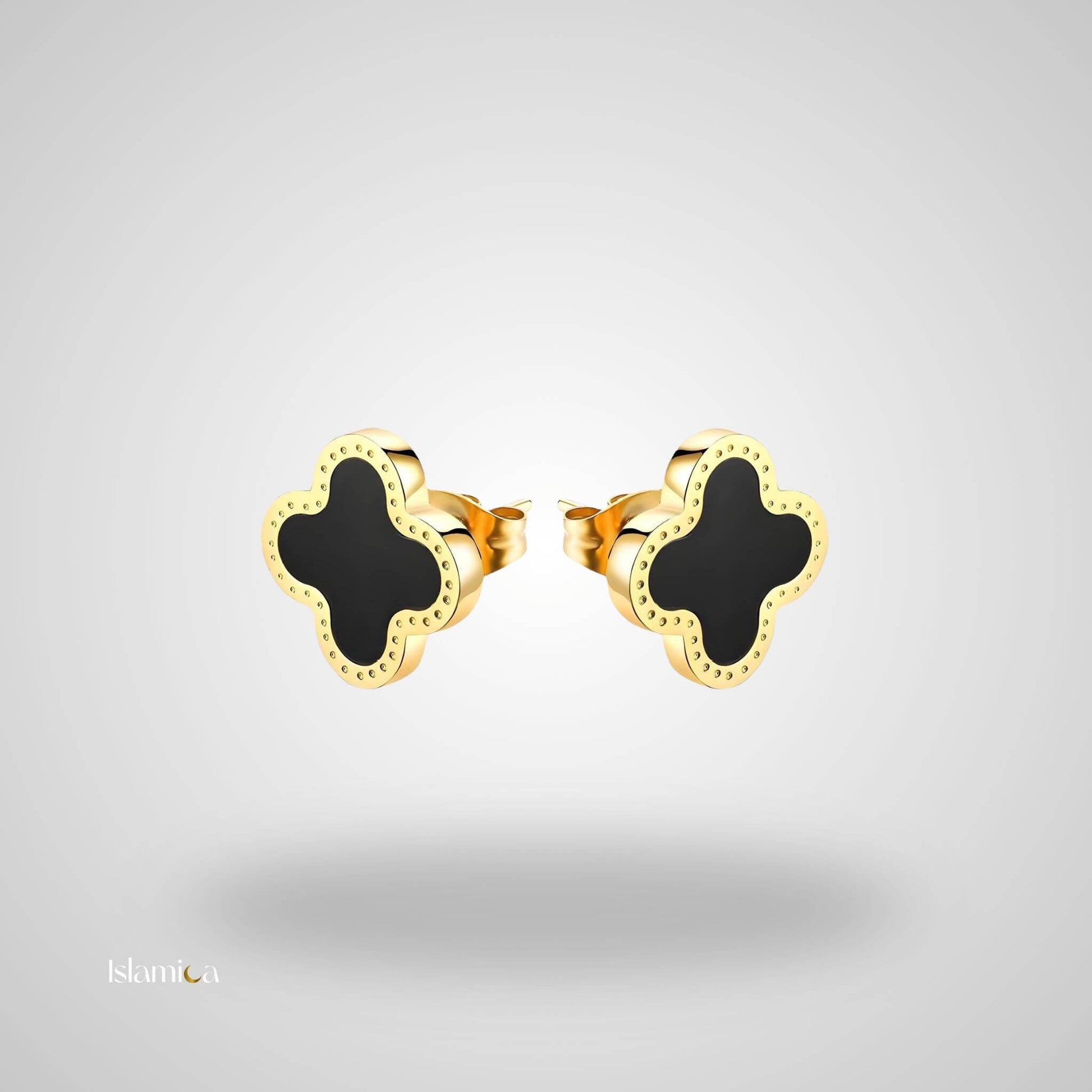 Zwarte studs met gouden omlijsting en subtiel design