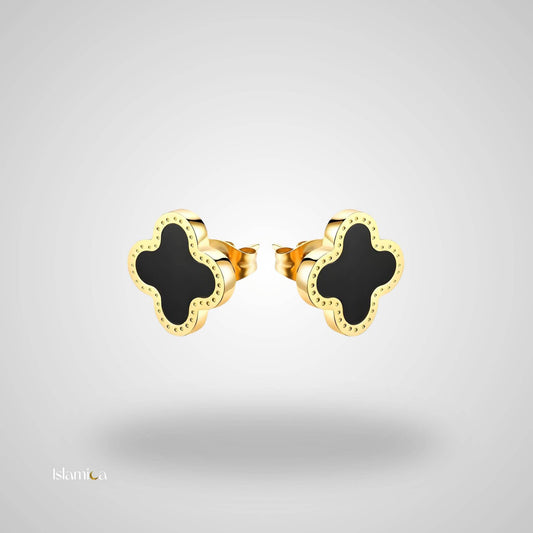 Zwarte studs met gouden omlijsting en subtiel design