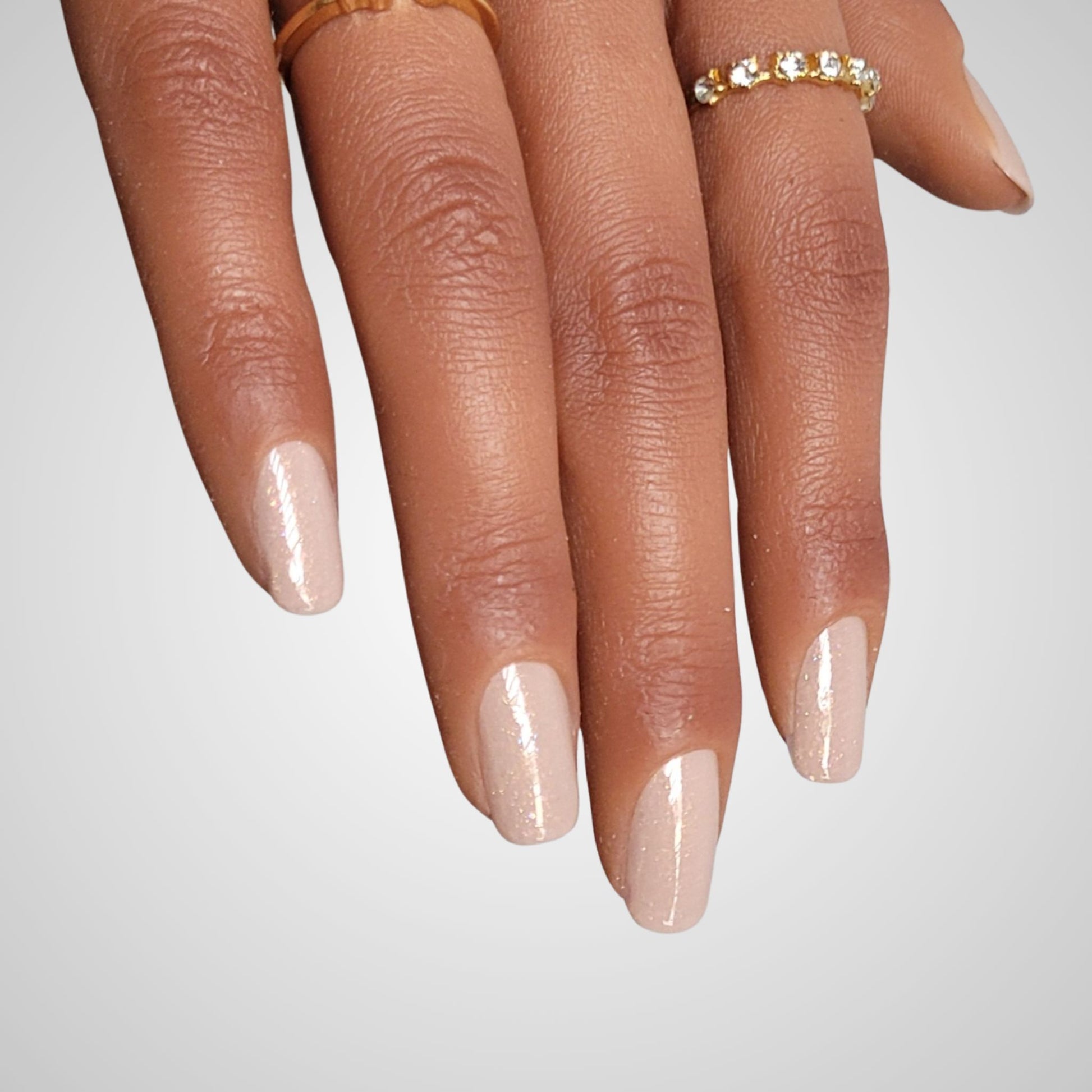 Infatuation – elegante nude manicure met een gouden ondertoon