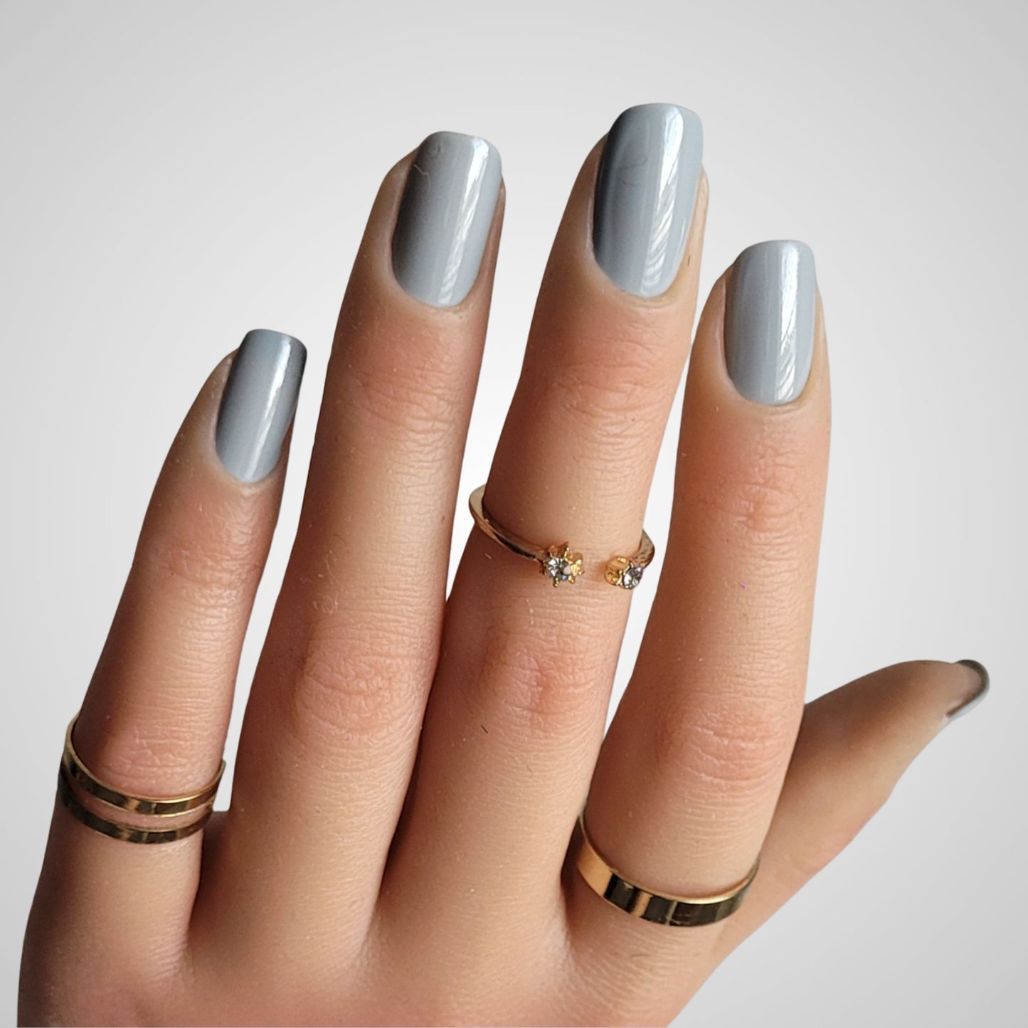 Pillow Talk op de nagels – Elegante, subtiele ultra-lichte houtskoolgrijze tint