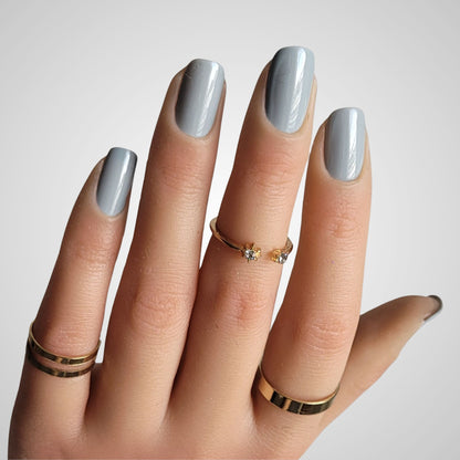 Pillow Talk op de nagels – Elegante, subtiele ultra-lichte houtskoolgrijze tint