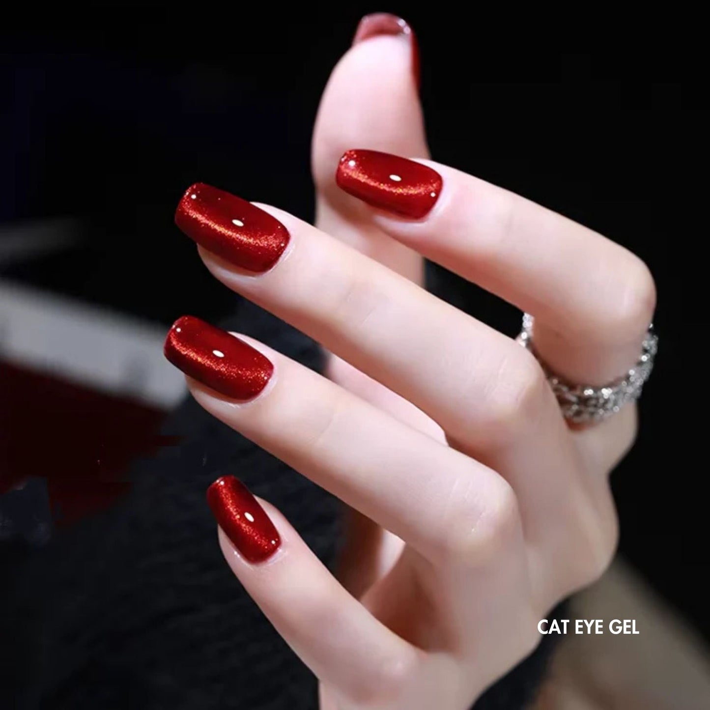 Ruby Red op de nagels – Intense robijnrode tint met magnetische glans